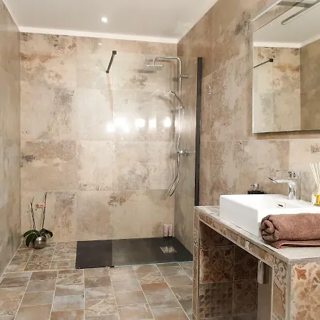 Casa Petre E Fiori 2* סרביון